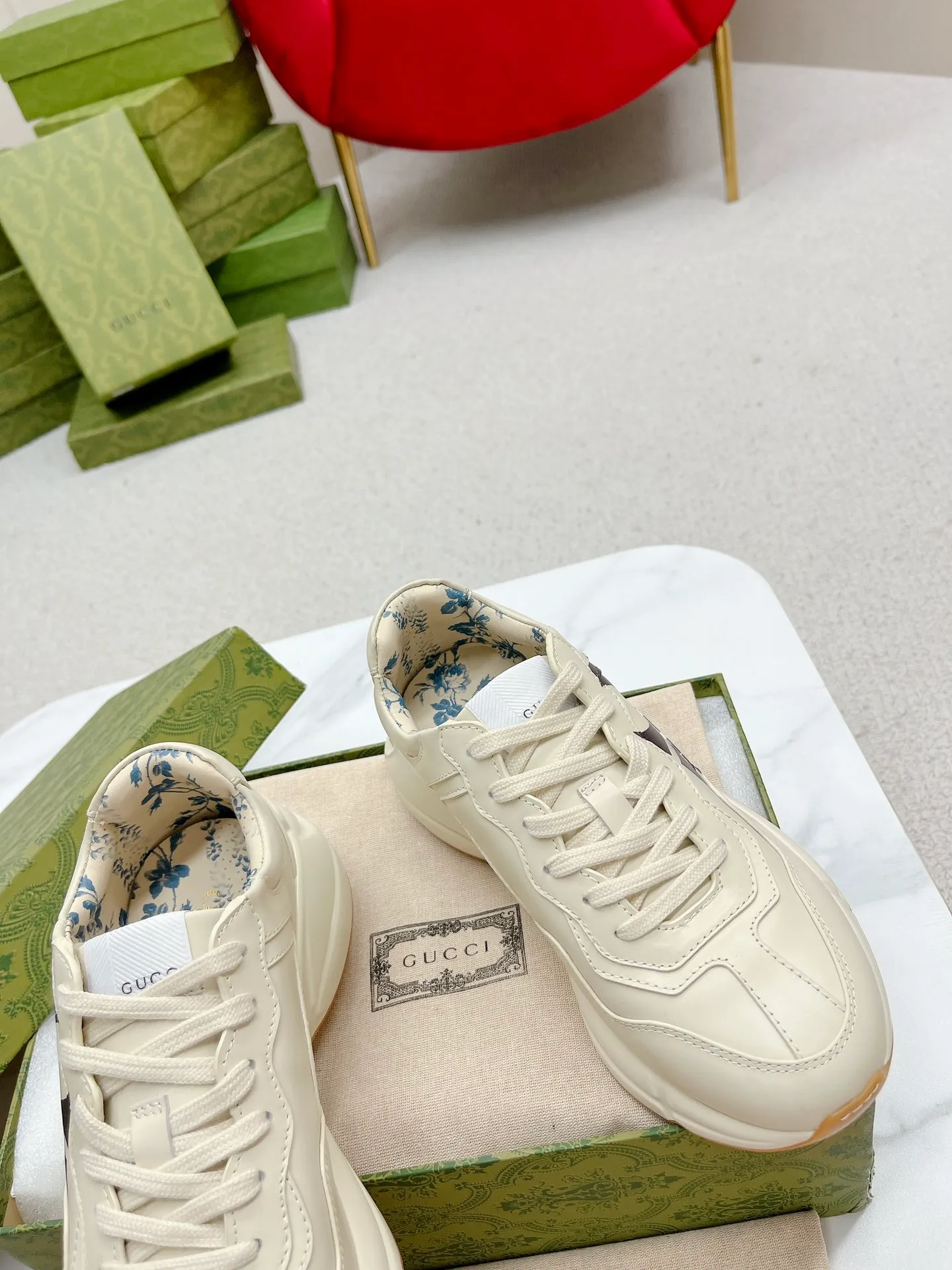 👟👟Ex-factory price 700👟👟 Men +10 Gucci’s top version of couple’s dad shoes series is new! 🖤 ⚠GG couple’s dad shoes have been very popular in recent years; new colors are updated constantly; new colors are updated, and our home and counters have new ones at the same time. This classic dad shoe is popular among celebrities and Internet celebrities. Anchors and others are sure to plant grass and call ❤ Classic fashion style, distressed leather surface, 5D drawing printing; mixed surface splicing colors, etc... Original customization (off-white eco-friendly cowhide, first layer of cowhide inside), original outsole... Shiny colorful drawings embellish the sides of the shoe body, old color rubbing, package production technology, 1:1 creation / only to make the best shoes. ⚠️ Comes with high-end full package at the counter. …………………………………………………… 👑❥∙Colour: Doraemon model/Mickey Mouse model/Lip model/Donald Duck model/Anchor model/Classic red and green striped logo model/NY letter model/Rainbow letter model/Red ebony cloth model/G letter pink cloth model/North Face joint model/Little Bear model/New blue color model/New orange color model 👑❥∙Size: Women’s model 35-40 Men's 39-44